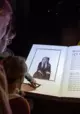 Kinder schauen ein Video in Deutscher Gebärdensprache