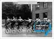 Schwarzweißfotografie einer Reihe Männer. Sie balancieren auf Fahrrädern.
